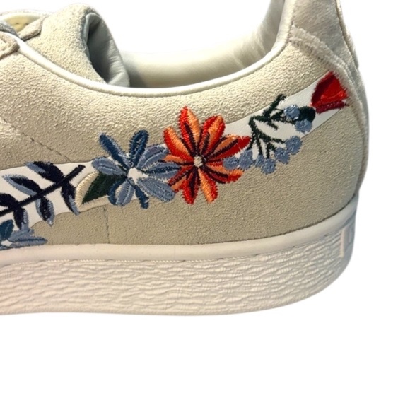 NWOT-Puma Women's Suede Classic Embroidered Floral Sneakers in Grey/White - Picture 15 of 15